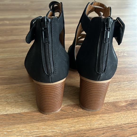 Soda black heel sandals Size 5 1/2 in excellent condition - Picture 2 of 4